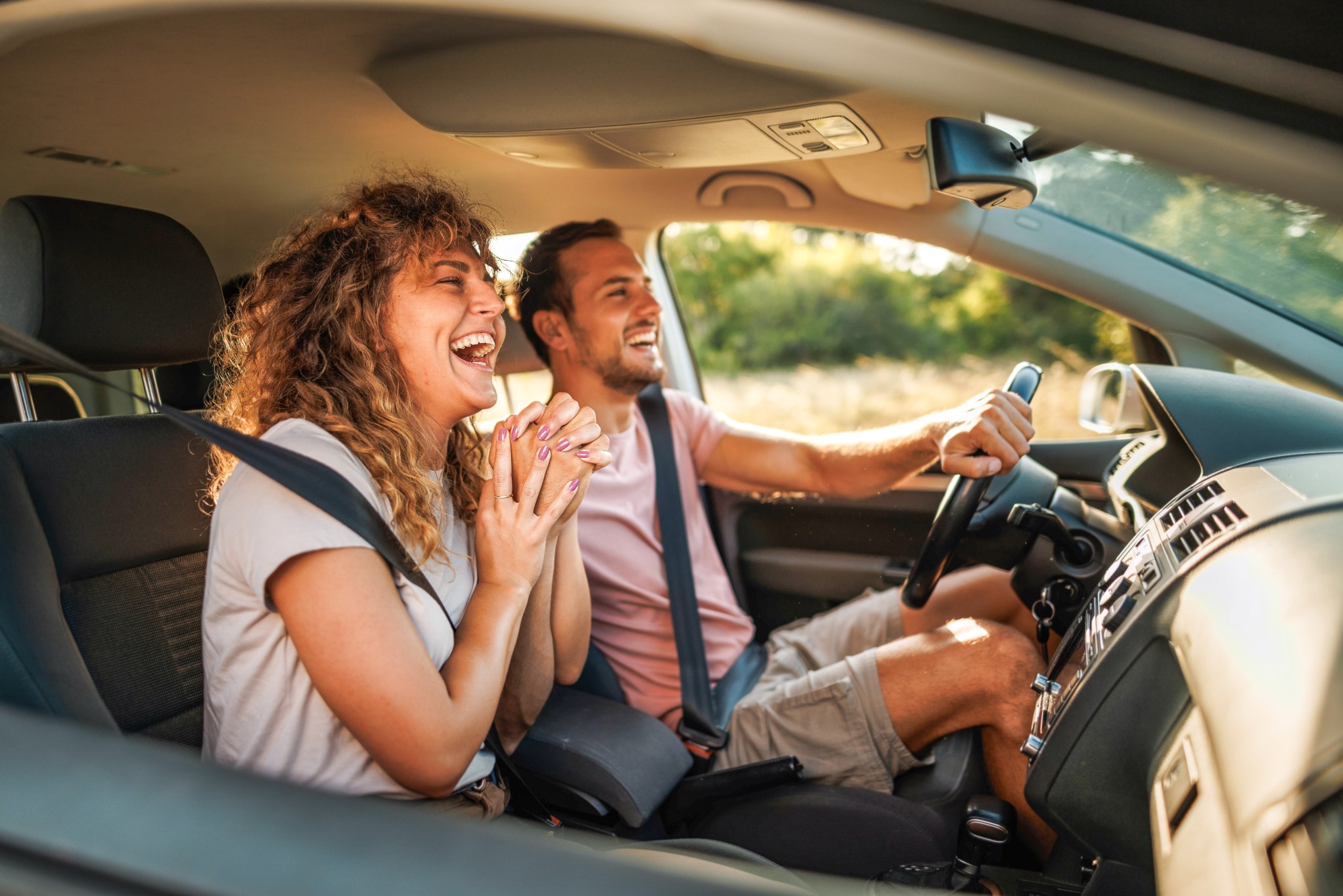 Junges Paar lacht im Auto